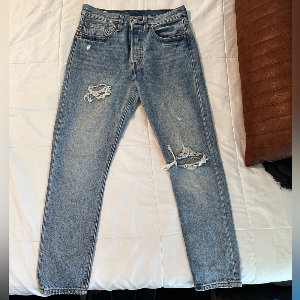 Levi’s wedgie fit straight leg jeans. Ankle cut, mid rise